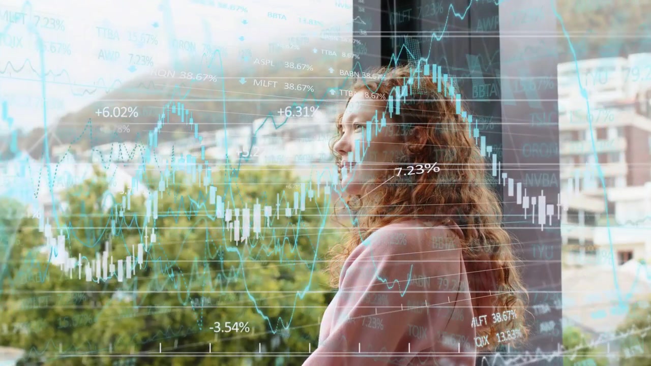 Donna al vetro che alza la mano, movimento che avvia l'aggiornamento dei grafici a candele mentre monitora i mercati