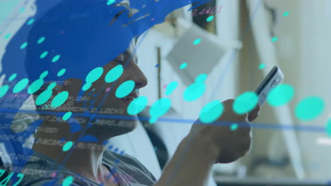 animación de procesamiento de datos digitales sobre una persona que utiliza un teléfono inteligente en la oficina