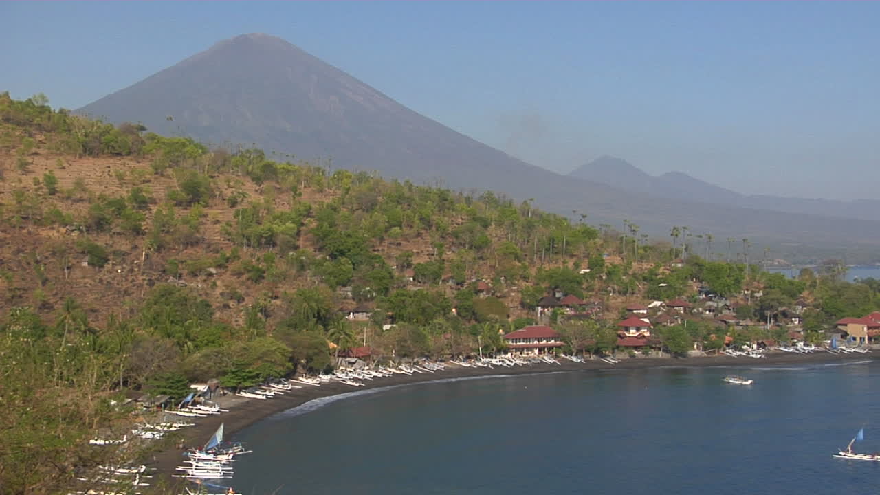 un barco blanco llega a un puerto en indonesia