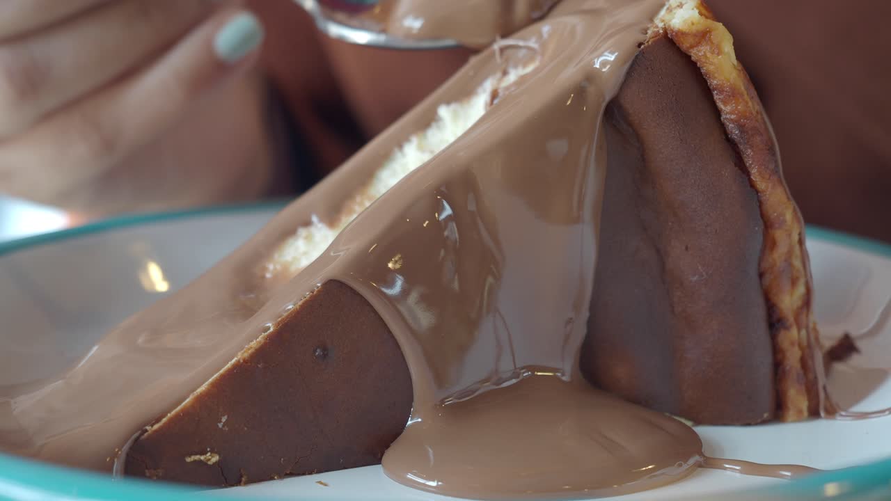 초콜릿 소스로 인 초콜릿 케이크의 클로즈업