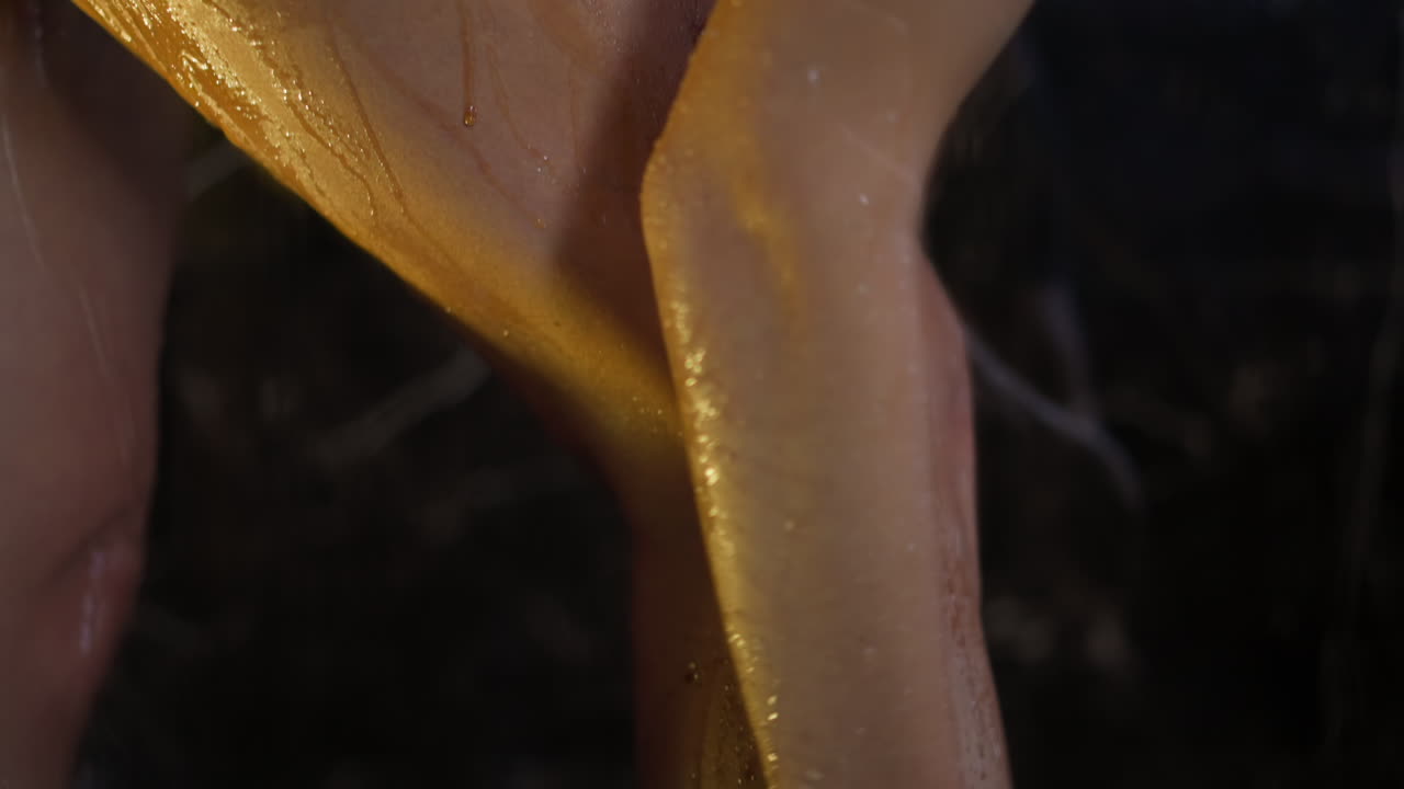 mujer hace masaje con café exfoliante duchándose en casa