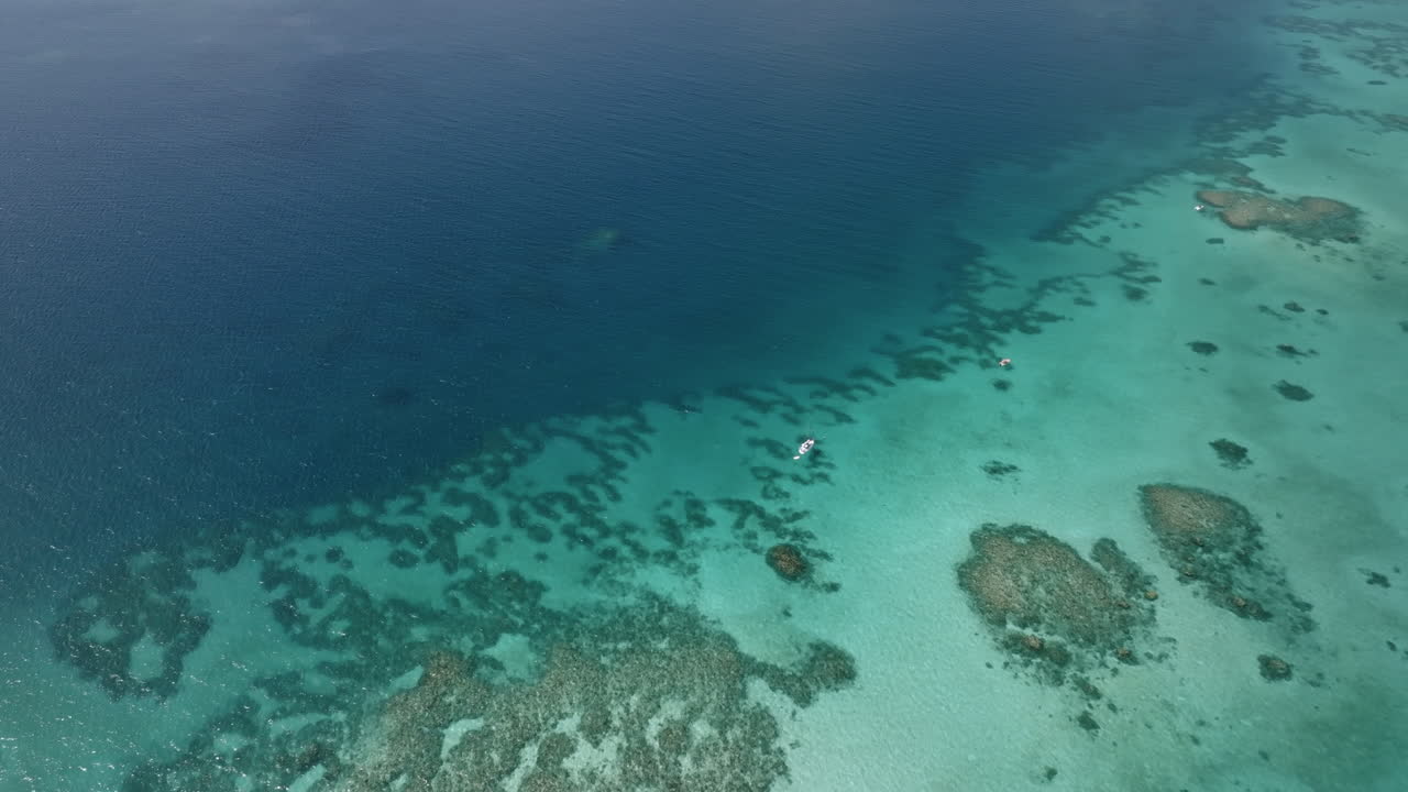 vistas aéreas lentas de drones sobre barcos en la gran barrera de coral, australia