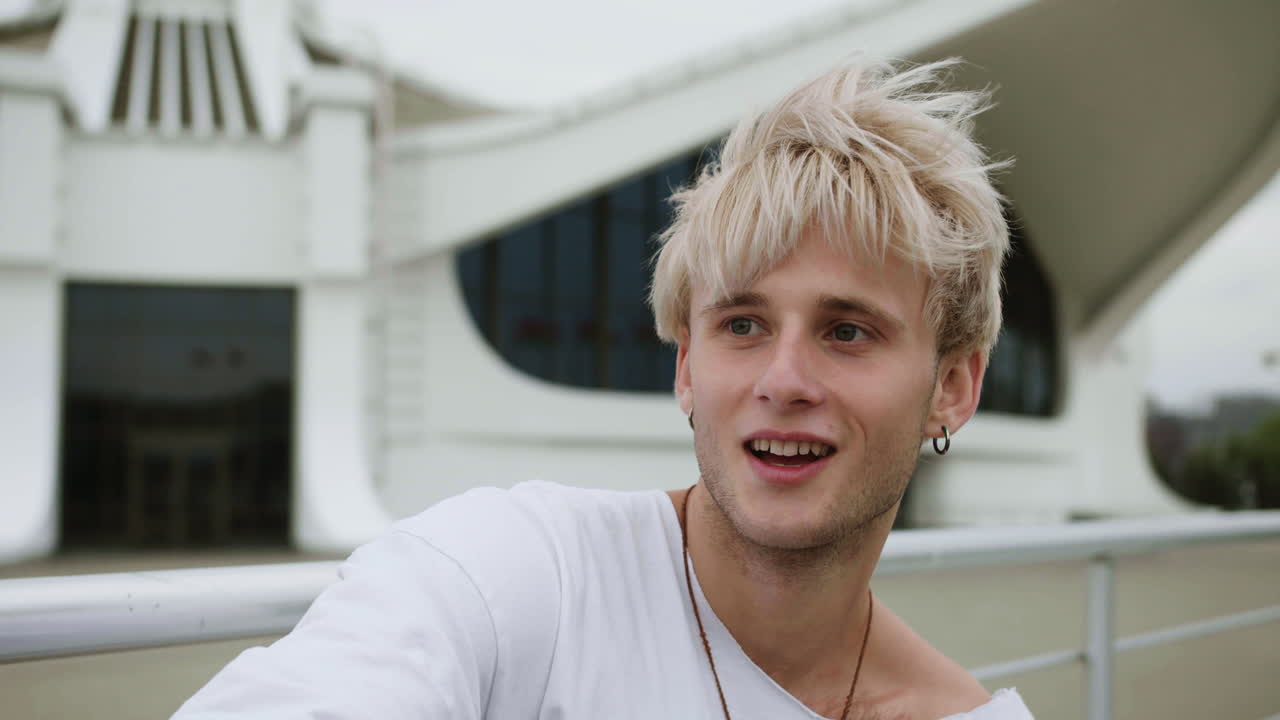 야외에서 젊은 남자