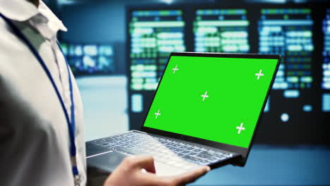 programador que utiliza un modelo de portátil