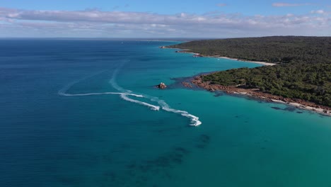 antena de motos acuáticas en aguas turquesas del océano por meelup beach, cape naturaliste, australia, amplia toma de drones