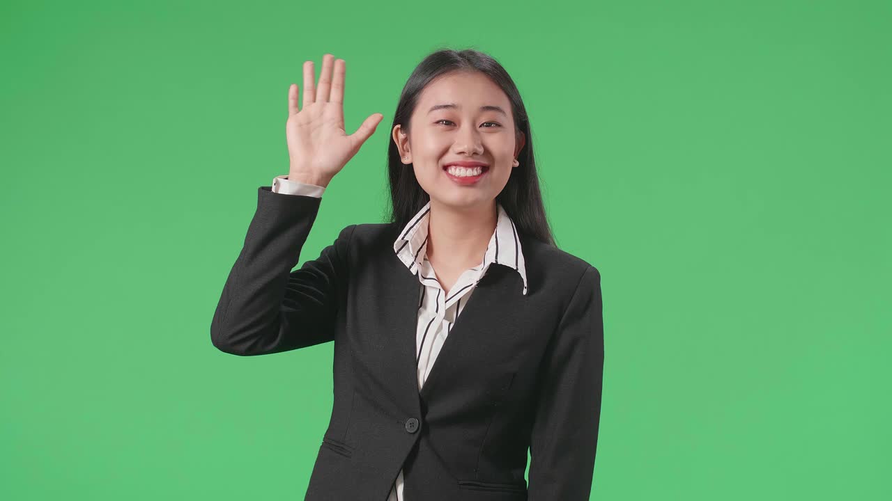 una mujer saludando.