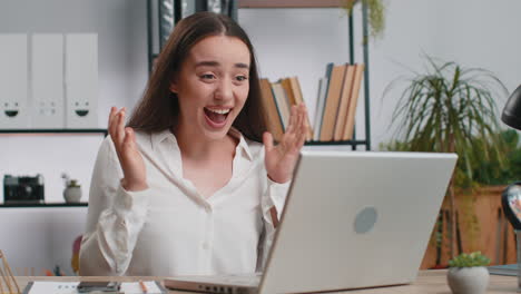 Geschäftsfrau-Gewinnerin,-Die-Im-Büro-Surft-Und-Auf-Dem-Laptop-Tippt,-Feiert-Großen-Lottogewinn-Und-Gute-Nachrichten