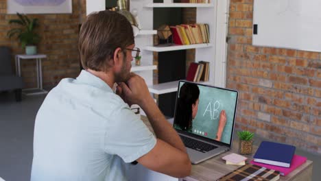 Estudiante-Caucásico-Usando-Una-Computadora-Portátil-En-Una-Videollamada-Con-Una-Maestra