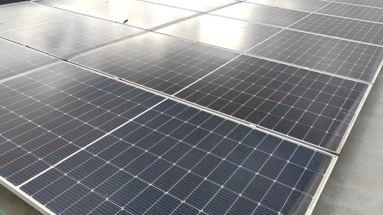 los paneles solares se instalan en la zona del techo del edificio para recolectar energía solar y convertirla en electricidad para uso diario