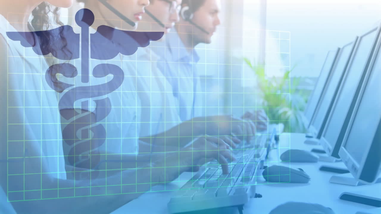 animación de símbolo médico y cuadrícula sobre empleados del centro de llamadas que trabajan en computadoras