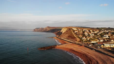 Aufsteigende-Luftaufnahme-Von-West-Bay-Dorset-England-Mit-Blick-Auf-Charmouth-Und-Lyme-Regis