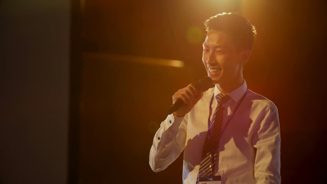 joven empresario asiático hablando en un seminario de negocios en el auditorio 4k