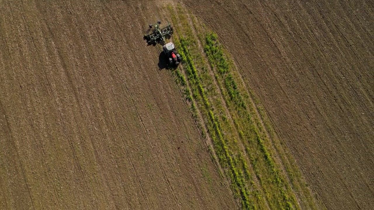 Trattore agricolo moderno in un paesaggio rurale italiano