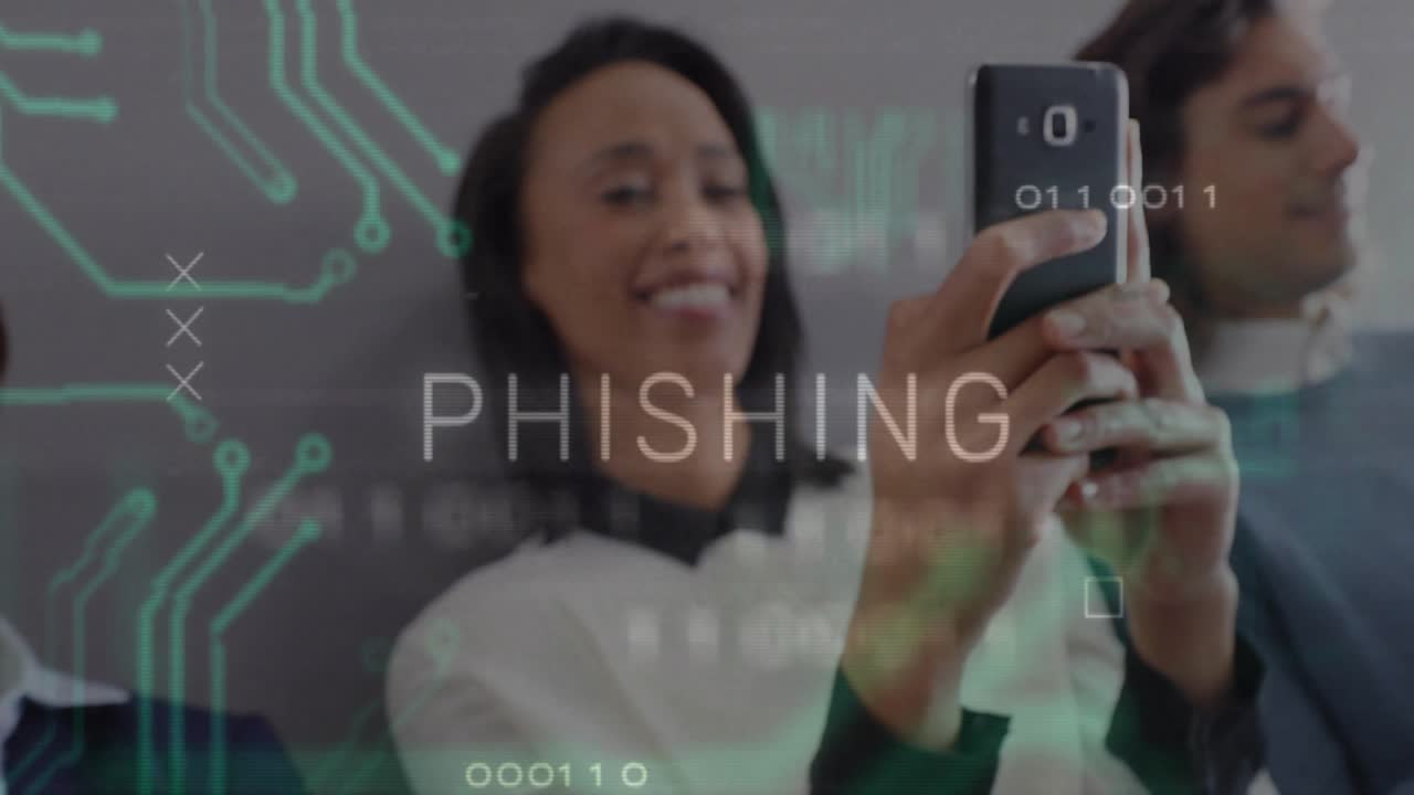 Un team utilizza smartphone, causando un avviso di phishing che evidenzia i rischi su quattro dispositivi in ufficio