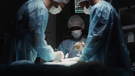 procedimiento quirúrgico en una sala de operaciones