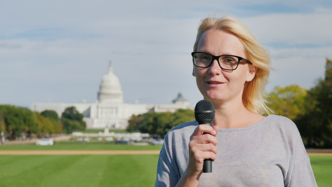 Jornalista em frente ao Capitólio dos EUA
