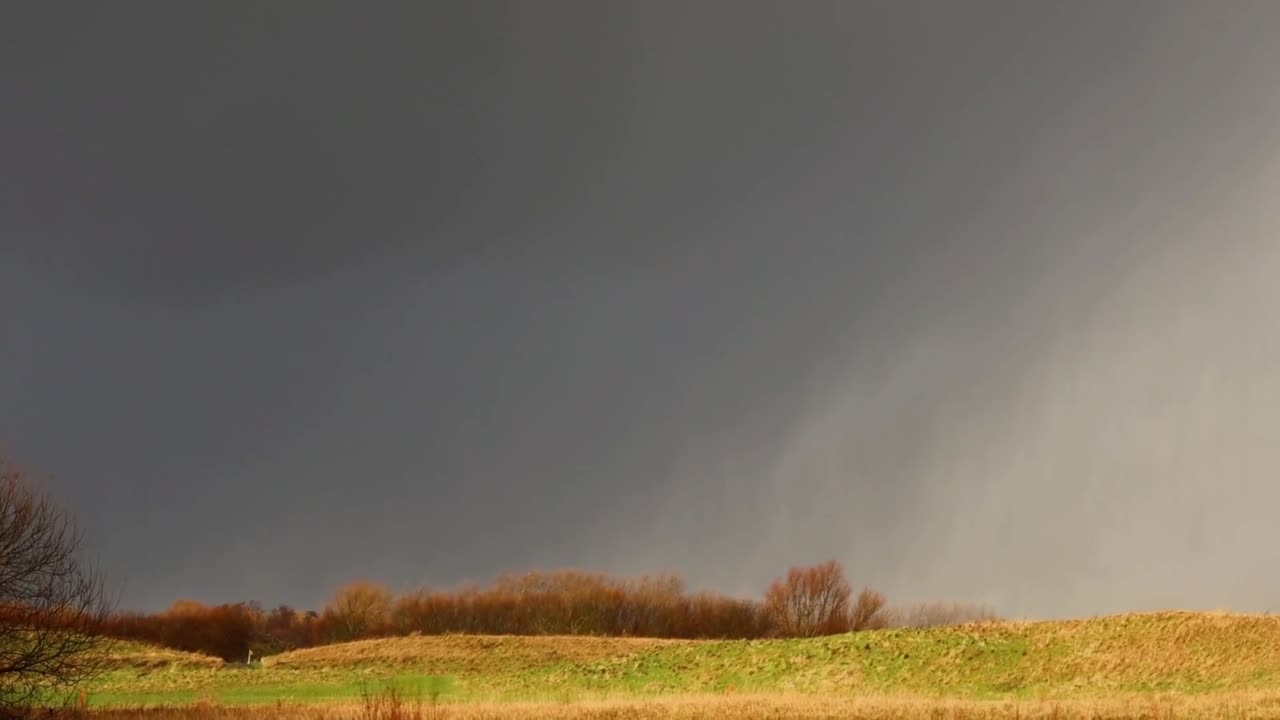 una tormenta que pasa llevando varios elementos de mal tiempo a las tierras de abajo