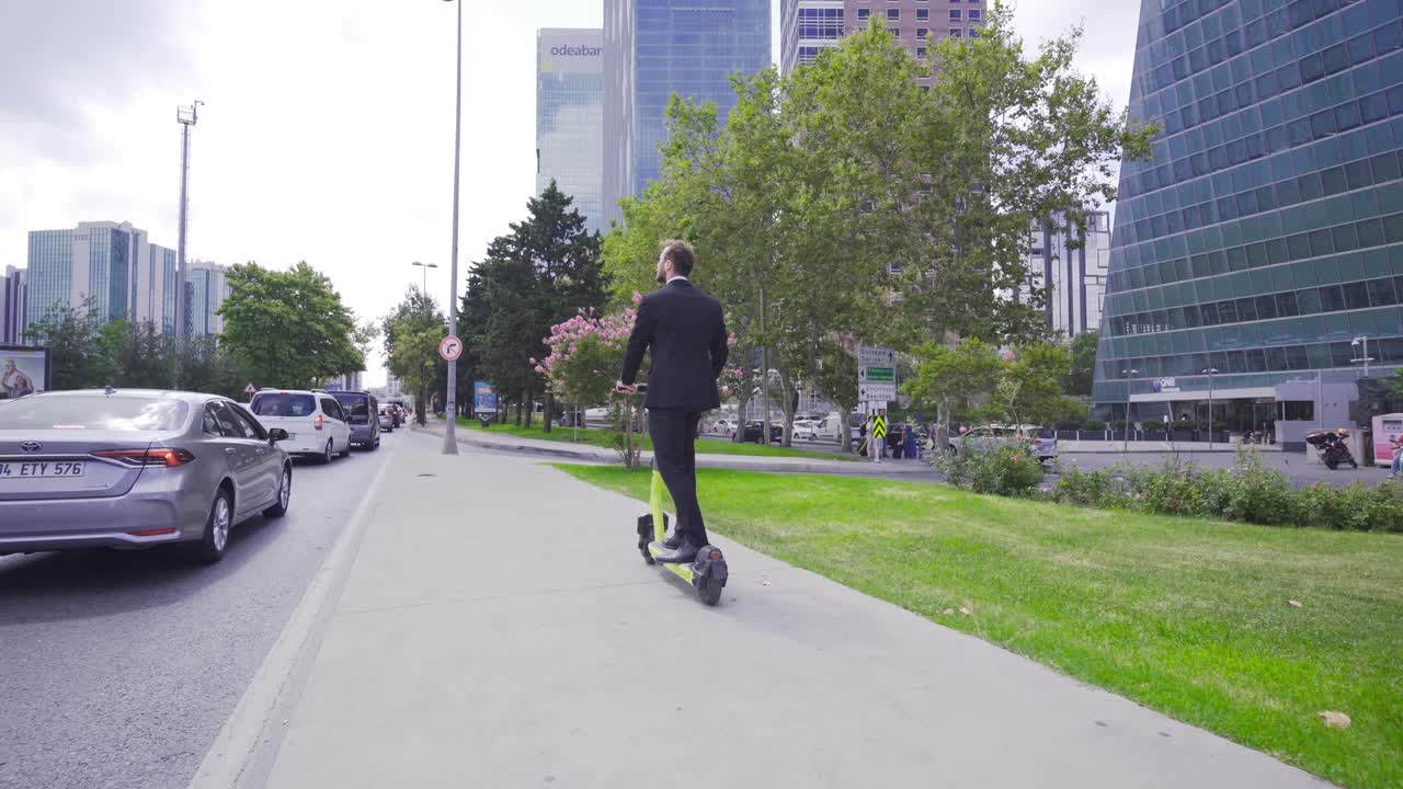 Empresario montando patinete eléctrico en la ciudad