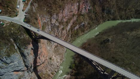 imágenes de drones de automóviles que conducen sobre el puente durdevica tara en montenegro