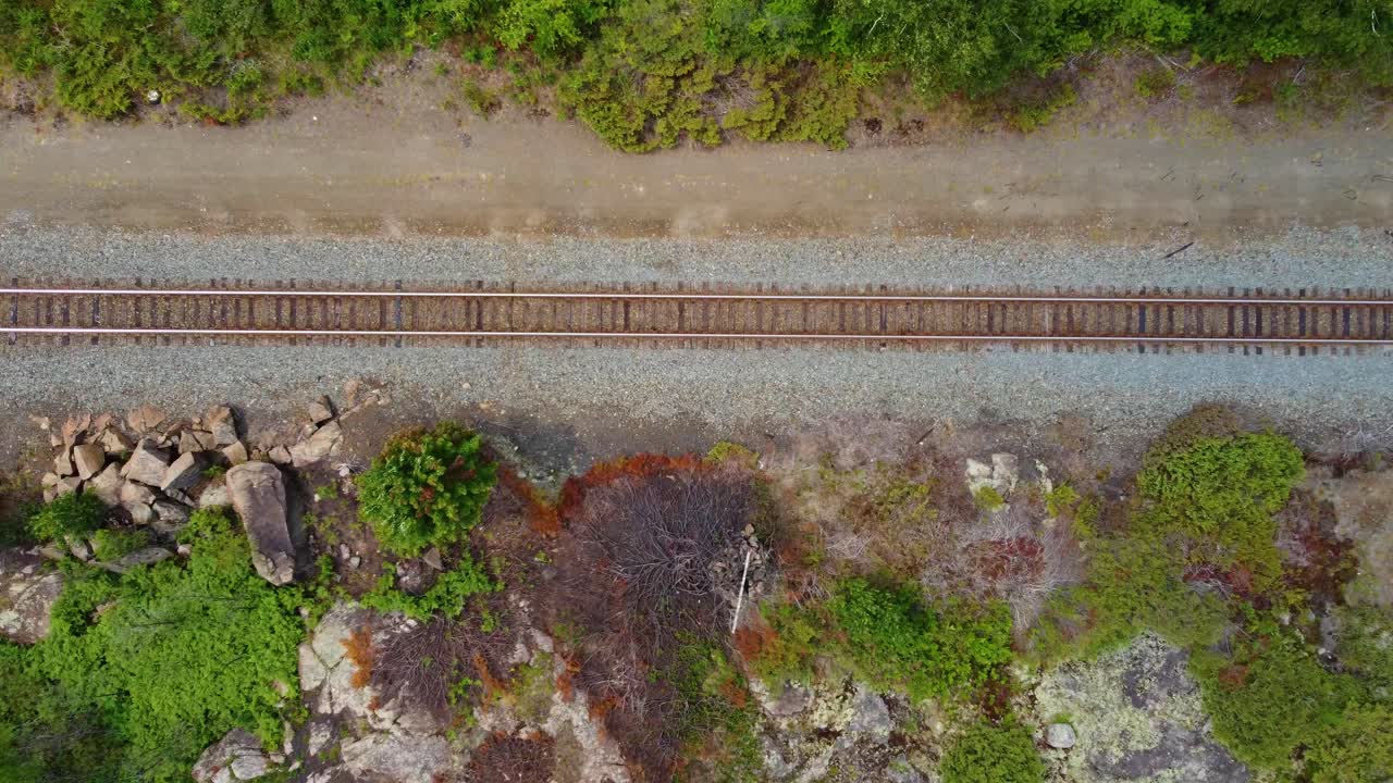 vista aérea de la ciudad fantasma: las vías del ferrocarril de byng inlet suben imágenes de drones