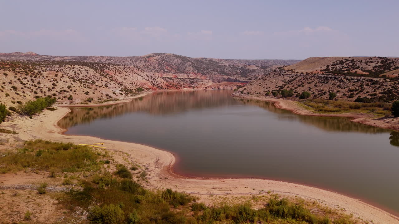vista aérea de un lago de montaña