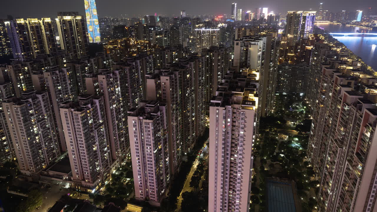 Paisagem Urbana Vibrante à Noite com Inúmeros Edifícios de Apartamentos Iluminados