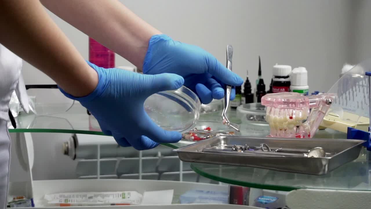 dentista trabajando, vista de cerca de las manos e instrumentos dentales