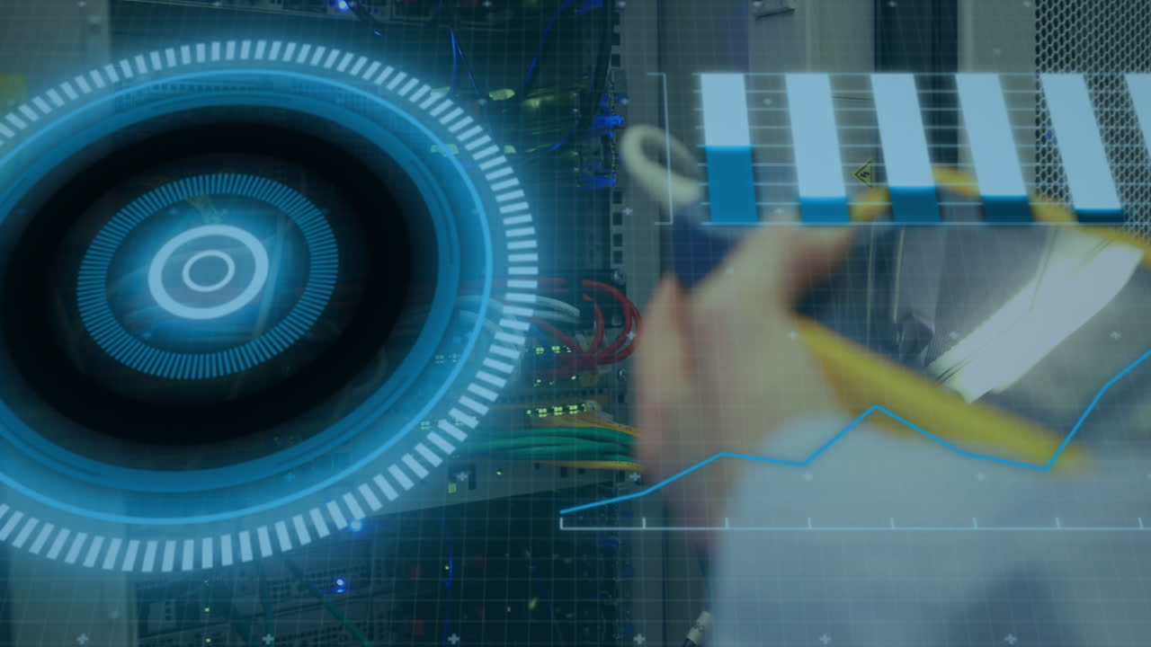 animación del procesamiento de datos sobre las manos de un ingeniero caucásico chequeando cables