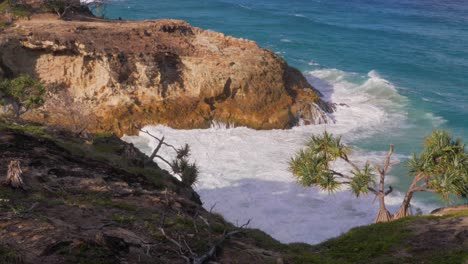 Olas-Escénicas-Salpicando-En-Los-Acantilados-Costeros---Caminata-Por-El-Desfiladero-Norte,-Punto-De-Observación,-Isla-De-Stradbroke-Del-Norte-En-Queensland,-Australia