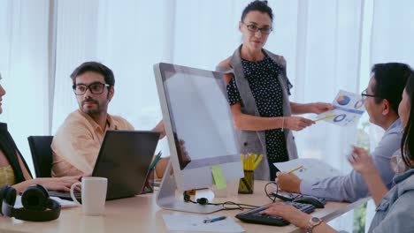 Líder-Senior-Dando-Un-Discurso-De-Consejos-A-Los-Miembros-Del-Equipo.