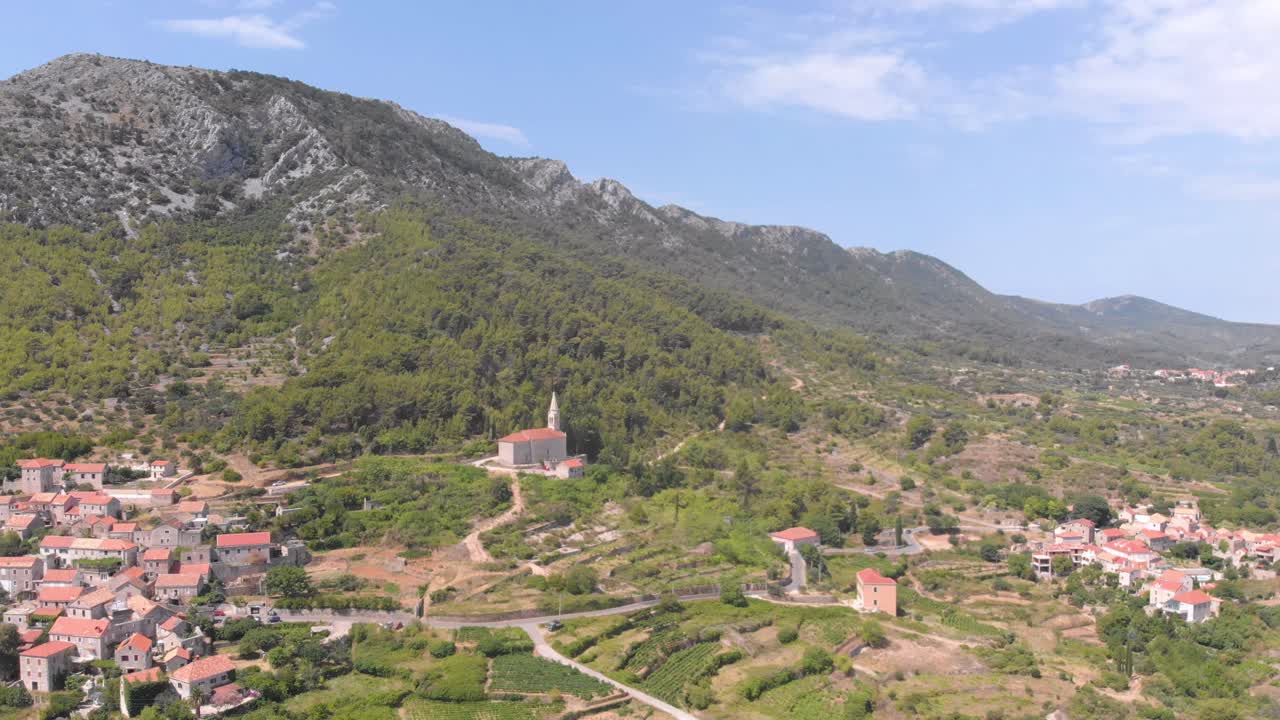 Splendide riprese aeree del paesaggio rurale croato sull'isola di Hvar