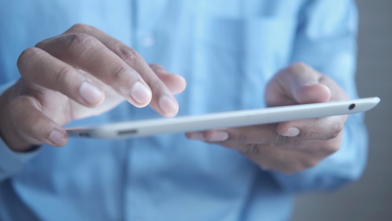 persona que utiliza una tableta