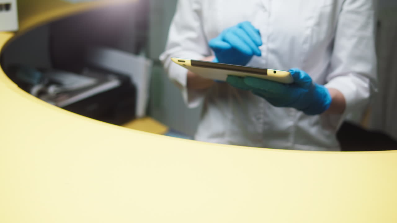 Un cliente scansiona il codice QR sul suo smartphone per il check-in digitale