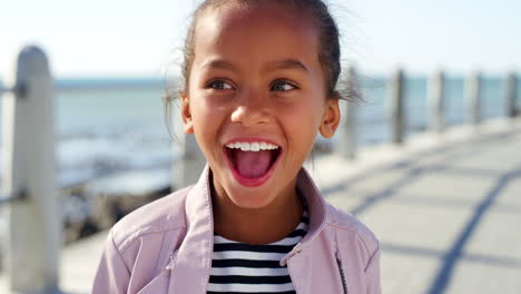 niño, cara y chica sorprendida por la playa