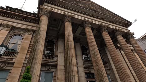 coro cantando fuera del edificio histórico en edimburgo