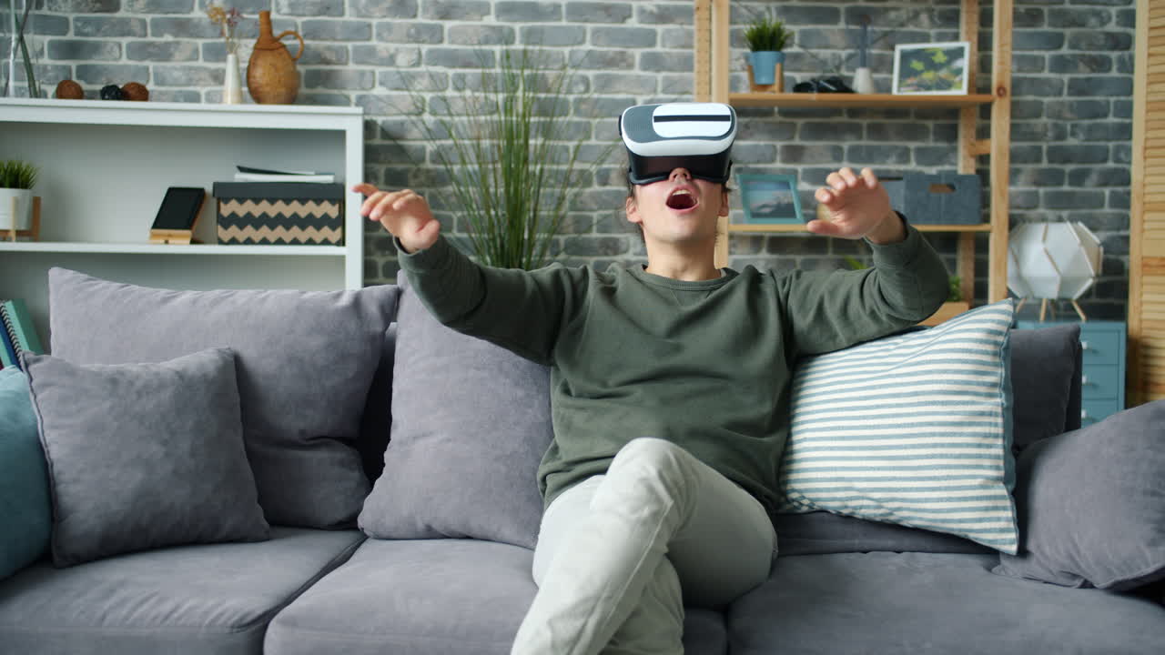 hombre usando auriculares vr en un sofá