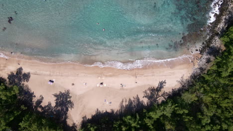 Vista-Superior-De-La-Playa-Del-Matadero-Del-Paraíso,-Ola-Domesticada-Y-Arena-Dorada,-Isla-De-Maui