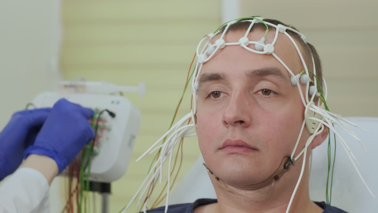 тестирование мозга пациента с помощью энцефалографии в медицинском центре