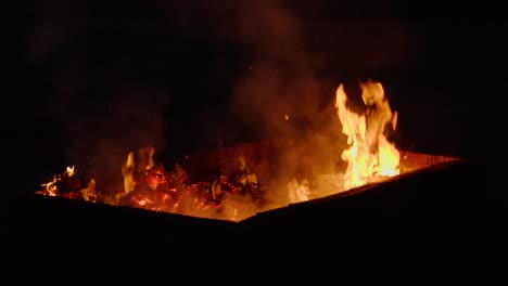 Toma-De-Un-Pozo-De-Fuego-Quemando-Basura-Por-La-Noche