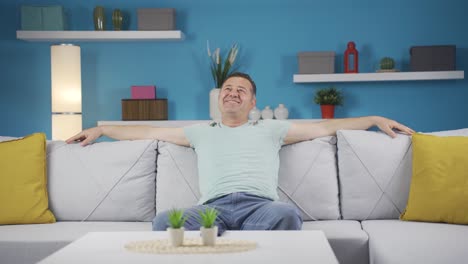 hombre positivo, feliz y sonriente.