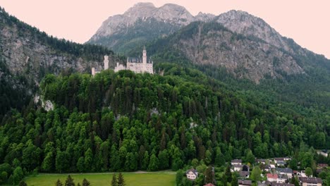 Tiro-Estático---Amanecer-De-La-Mañana-En-El-Castillo-De-Neuschwanstein-Cerca-De-Fussen-En-El-Suroeste-De-Baviera,-Alemania