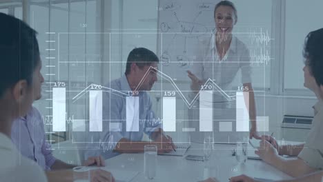 animación del procesamiento de datos financieros sobre diversas personas de negocios