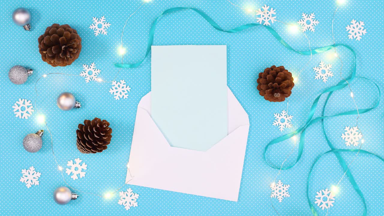 luces parpadeantes en tema azul con papel en sobre para texto y copos de nieve. detener el movimiento