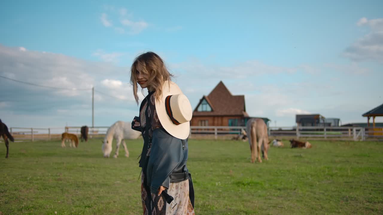 행복 한 여자 는 농장 에 있는  에서 달리고 있다