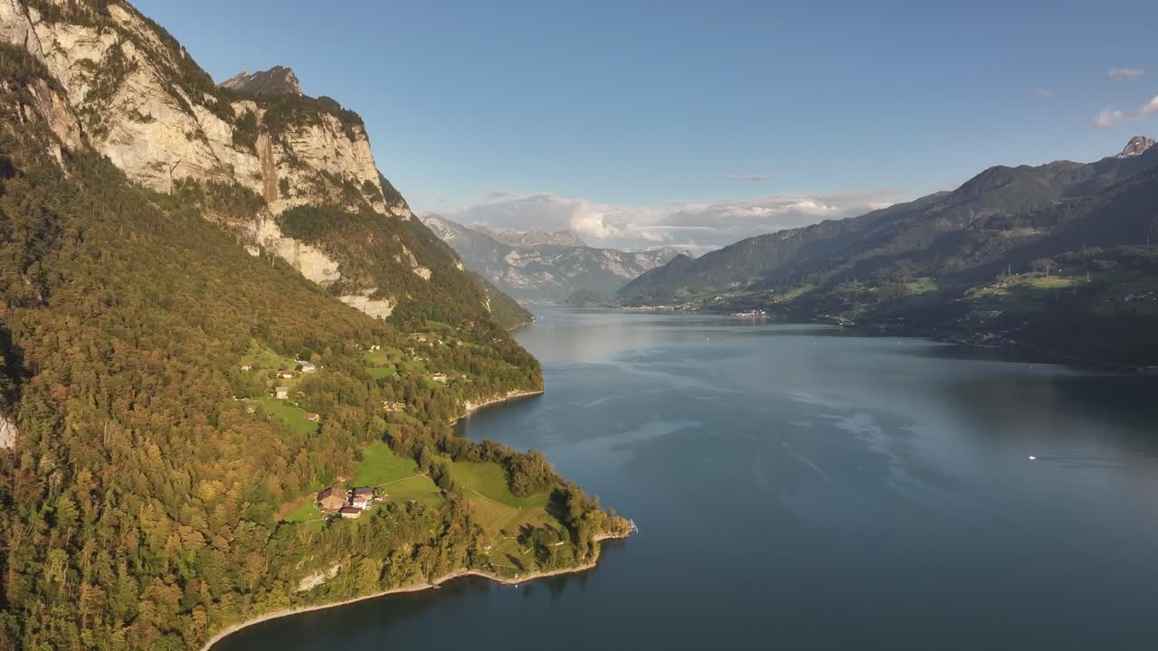스위스 웨센의 웅장한 산맥 에 있는 발렌세 호수 (lake wallensee) 의 공중 풍경