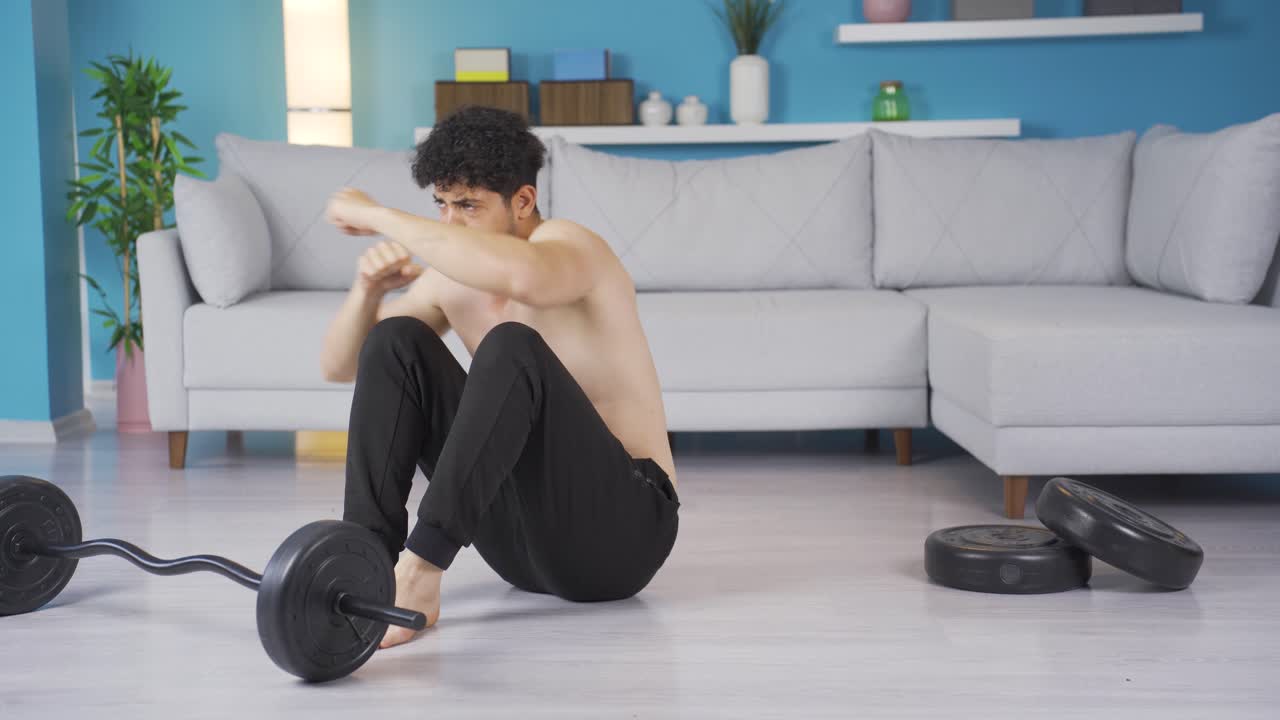 집에서 운동하는 젊은 운동선수.