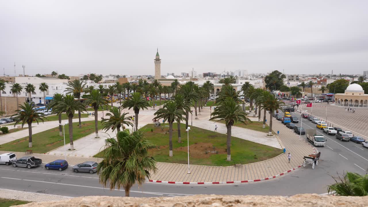 parque y carretera cerca de la avenida trimeche en monastir, túnez, vista aérea