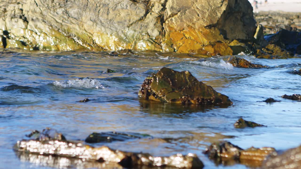 Mare con rocce sulla spiaggia 4k