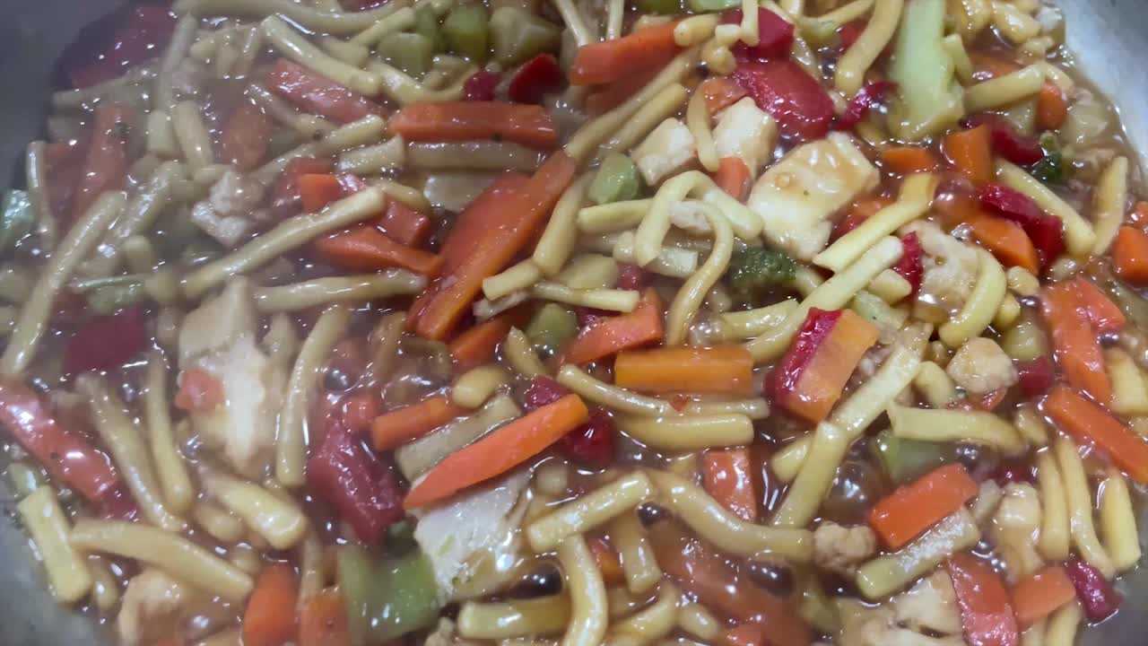 쿡탑에서 요리하는 치킨 볶음 프라이팬 식사