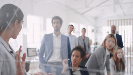 Líder-De-Equipo-De-Mujer-De-Negocios-Escribiendo-En-Una-Pizarra-De-Vidrio-Entrenando-A-Colegas-Compartiendo-Ideas-De-Resolución-De-Problemas-En-La-Presentación-De-Un-Seminario-Corporativo